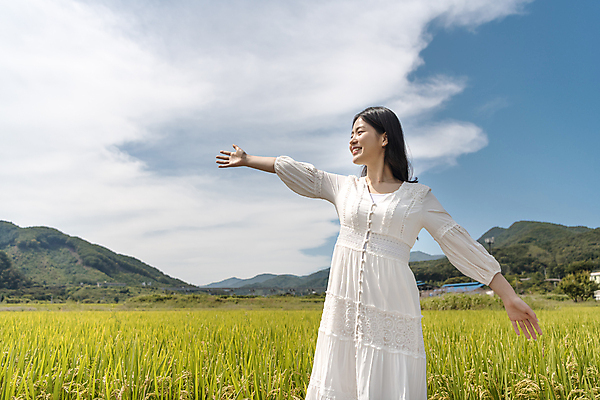 포토 JPG 주간 구름 응시 여자 여행 하늘 팔벌리기 휴가 산 논 한명 서기 미소 상반신 20대 성인 야외 앞모습 한국인 가을 농촌 시골 양평 성인여자한명만 국내포토 자연요소 1 시선 계절 뷰포인트 농업 모션 표정 사람 동양인 청년 경기도 여자한명만 성인여자만 파일형식