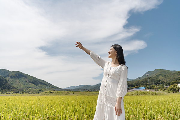 포토 JPG 주간 구름 응시 여자 여행 하늘 휴가 산 논 한명 서기 미소 상반신 20대 성인 야외 옆모습 한국인 가을 농촌 시골 손뻗기 양평 성인여자한명만 국내포토 자연요소 1 시선 계절 뷰포인트 농업 모션 표정 사람 동양인 청년 경기도 여자한명만 성인여자만 파일형식
