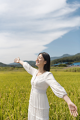포토 JPG 주간 구름 여자 여행 하늘 팔벌리기 휴가 산 논 한명 서기 미소 상반신 20대 성인 야외 옆모습 눈감음 한국인 가을 농촌 시골 양평 성인여자한명만 국내포토 자연요소 1 계절 뷰포인트 농업 모션 표정 사람 동양인 청년 경기도 여자한명만 성인여자만 파일형식