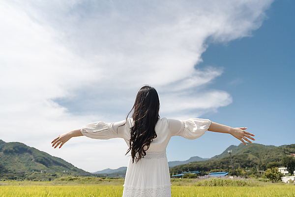 포토 JPG 주간 구름 여자 여행 하늘 팔벌리기 휴가 산 논 한명 서기 상반신 20대 성인 야외 뒷모습 한국인 가을 농촌 시골 양평 성인여자한명만 국내포토 자연요소 1 계절 뷰포인트 농업 모션 사람 동양인 청년 경기도 여자한명만 성인여자만 파일형식