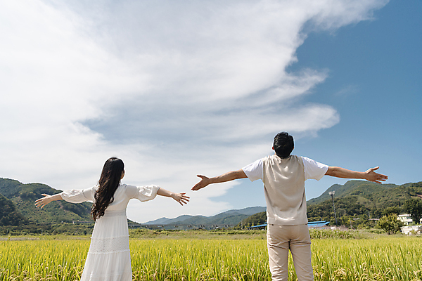 포토 JPG 주간 구름 커플 여자 남자 커플라이프 여행 데이트 하늘 팔벌리기 휴가 산 논 서기 상반신 20대 성인 야외 두명 뒷모습 한국인 가을 농촌 시골 양평 성인만 국내포토 자연요소 라이프스타일 계절 뷰포인트 농업 관계 모션 사람 동양인 청년 경기도 파일형식