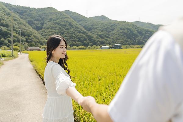 포토 JPG 주간 커플 응시 여자 남자 커플라이프 여행 데이트 휴가 산 논 상반신 20대 성인 야외 두명 옆모습 뒷모습 손잡기 산책 한국인 가을 농촌 시골 소프트포커스 양평 성인만 국내포토 자연요소 라이프스타일 시선 계절 뷰포인트 농업 관계 모션 휴식 촬영기법 사람 동양인 청년 경기도 파일형식