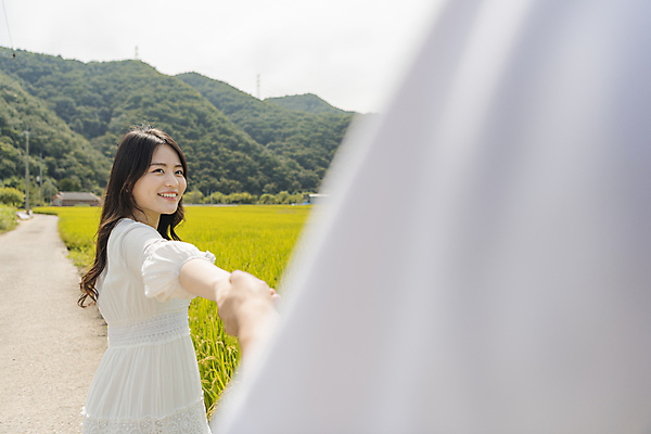 포토 JPG 주간 커플 응시 여자 남자 커플라이프 여행 데이트 휴가 산 논 미소 근접촬영 상반신 20대 성인 야외 두명 옆모습 뒷모습 손잡기 산책 한국인 가을 농촌 시골 소프트포커스 양평 성인만 국내포토 자연요소 라이프스타일 시선 계절 뷰포인트 농업 관계 모션 휴식 촬영기법 표정 사람 동양인 청년 경기도 파일형식