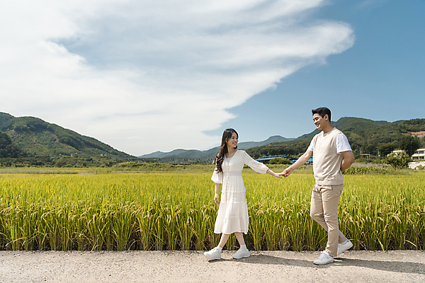 포토 JPG 주간 전신 구름 커플 여자 남자 커플라이프 여행 데이트 하늘 휴가 산 논 미소 20대 성인 야외 두명 옆모습 마주보기 걷기 손잡기 산책 한국인 가을 농촌 시골 뒤돌아보기 뒷짐 양평 성인만 국내포토 자연요소 라이프스타일 계절 뷰포인트 농업 관계 모션 휴식 표정 사람 동양인 청년 경기도 파일형식