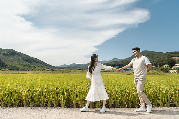 포토 JPG 주간 전신 구름 커플 여자 남자 커플라이프 여행 데이트 하늘 휴가 산 논 미소 20대 성인 야외 두명 옆모습 마주보기 걷기 손잡기 산책 한국인 가을 농촌 시골 뒤돌아보기 뒷짐 양평 성인만 국내포토 자연요소 라이프스타일 계절 뷰포인트 농업 관계 모션 휴식 표정 사람 동양인 청년 경기도 파일형식