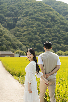포토 JPG 주간 커플 응시 여자 남자 커플라이프 여행 데이트 휴가 산 논 미소 상반신 20대 성인 야외 두명 옆모습 뒷모습 아웃포커스 걷기 손잡기 산책 한국인 가을 농촌 시골 뒤돌아보기 뒷짐 양평 성인만 국내포토 자연요소 라이프스타일 시선 계절 뷰포인트 농업 관계 모션 휴식 촬영기법 표정 사람 동양인 청년 경기도 파일형식