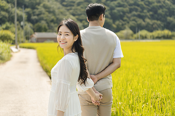포토 JPG 주간 커플 응시 여자 남자 커플라이프 여행 데이트 휴가 논 미소 상반신 20대 성인 야외 두명 옆모습 뒷모습 아웃포커스 손잡기 산책 한국인 가을 농촌 시골 뒤돌아보기 뒷짐 양평 성인만 국내포토 자연요소 라이프스타일 시선 계절 뷰포인트 농업 관계 모션 휴식 촬영기법 표정 사람 동양인 청년 경기도 파일형식
