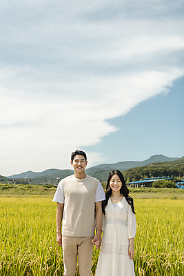 포토 JPG 주간 구름 커플 응시 여자 남자 커플라이프 여행 데이트 하늘 휴가 산 논 미소 상반신 20대 성인 야외 두명 앞모습 손잡기 산책 한국인 가을 농촌 시골 양평 성인만 국내포토 자연요소 라이프스타일 시선 계절 뷰포인트 농업 관계 모션 휴식 표정 사람 동양인 청년 경기도 파일형식