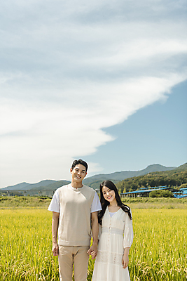 포토 JPG 주간 구름 커플 응시 여자 남자 커플라이프 여행 데이트 하늘 휴가 산 논 미소 상반신 20대 성인 야외 두명 앞모습 손잡기 기댐 산책 한국인 가을 농촌 시골 양평 성인만 국내포토 자연요소 라이프스타일 시선 계절 뷰포인트 농업 관계 모션 휴식 표정 사람 동양인 청년 경기도 파일형식