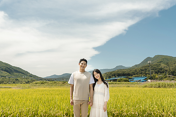 포토 JPG 주간 구름 커플 응시 여자 남자 커플라이프 여행 데이트 하늘 휴가 산 논 서기 미소 상반신 20대 성인 야외 두명 앞모습 손잡기 기댐 산책 한국인 가을 농촌 시골 양평 성인만 국내포토 자연요소 라이프스타일 시선 계절 뷰포인트 농업 관계 모션 휴식 표정 사람 동양인 청년 경기도 파일형식
