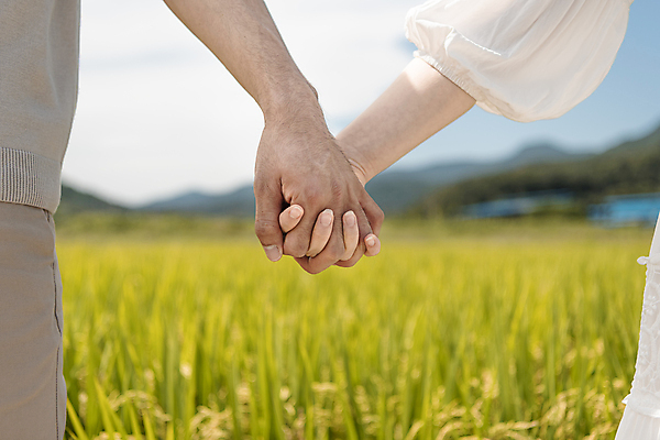 포토 JPG 주간 구름 손 커플 커플라이프 여행 데이트 하늘 휴가 논 상반신 야외 아웃포커스 신체부위 손잡기 산책 가을 농촌 시골 양평 국내포토 자연요소 라이프스타일 계절 농업 관계 모션 휴식 촬영기법 사람 경기도 파일형식