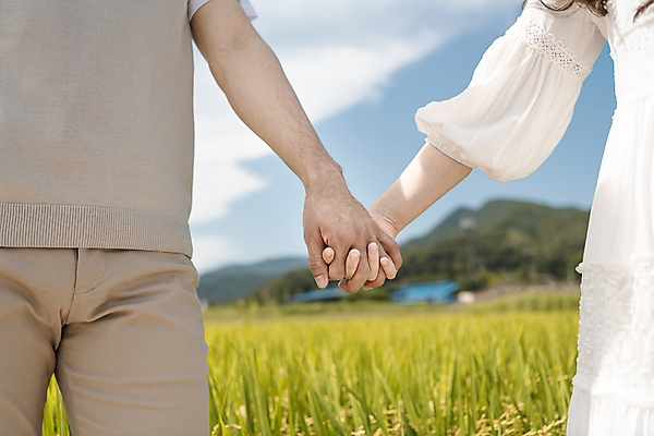 포토 JPG 주간 구름 손 커플 여자 남자 커플라이프 여행 데이트 하늘 휴가 산 논 상반신 20대 성인 야외 두명 앞모습 손잡기 산책 한국인 가을 농촌 시골 깍지 양평 성인만 국내포토 자연요소 라이프스타일 계절 뷰포인트 농업 관계 모션 휴식 사람 동양인 손짓 청년 신체부위 경기도 파일형식