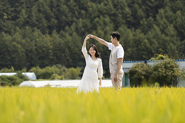 포토 JPG 주간 커플 응시 여자 남자 커플라이프 여행 데이트 휴가 논 미소 상반신 20대 성인 야외 두명 앞모습 옆모습 손잡기 한국인 가을 농촌 시골 춤 논길 양평 성인만 국내포토 자연요소 라이프스타일 시선 계절 길 뷰포인트 농업 관계 모션 문화예술 표정 사람 동양인 청년 경기도 파일형식