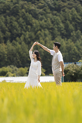 포토 JPG 주간 커플 여자 남자 커플라이프 여행 데이트 휴가 논 상반신 20대 성인 야외 두명 옆모습 손잡기 한국인 가을 농촌 시골 춤 논길 양평 성인만 국내포토 자연요소 라이프스타일 계절 길 뷰포인트 농업 관계 모션 문화예술 사람 동양인 청년 경기도 파일형식