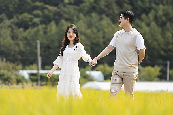 포토 JPG 주간 커플 응시 여자 남자 커플라이프 여행 데이트 휴가 논 미소 상반신 20대 성인 야외 두명 옆모습 걷기 손잡기 산책 한국인 가을 농촌 시골 뒷짐 논길 양평 성인만 국내포토 자연요소 라이프스타일 시선 계절 길 뷰포인트 농업 관계 모션 휴식 표정 사람 동양인 청년 경기도 파일형식