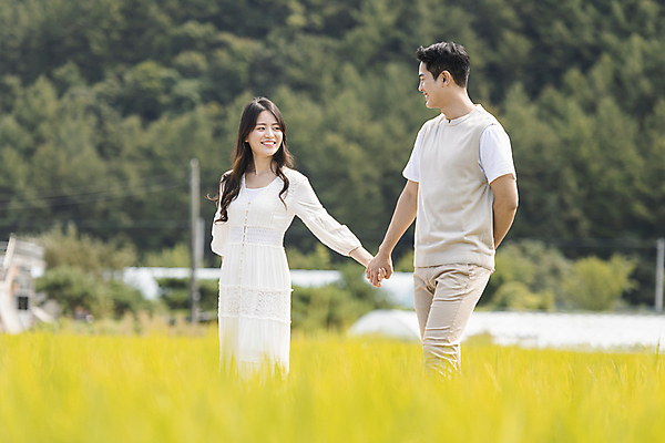 포토 JPG 주간 커플 응시 여자 남자 커플라이프 여행 데이트 휴가 논 미소 상반신 20대 성인 야외 두명 옆모습 손잡기 산책 한국인 가을 농촌 시골 뒷짐 양평 성인만 국내포토 자연요소 라이프스타일 시선 계절 뷰포인트 농업 관계 모션 휴식 표정 사람 동양인 청년 경기도 파일형식