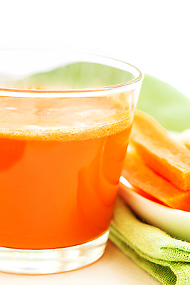 포토 JPG 해외이미지 잔 실내 근접촬영 사람없음 당근 흰배경 건강식 당근주스 디톡스 해외포토 식기 음식 뷰포인트 백그라운드 뿌리채소 건강 내부 흰색 야채주스 파일형식 이미지허브