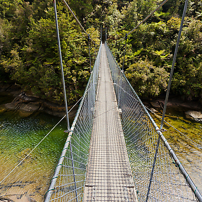 포토 JPG 해외이미지 길 여행 새로움 매달리기 사람없음 야외 목재 초록색 물 강 환경 산책 트래킹 활발 흐름 성장 시골 개울 황무지 숲 오솔길 그네 뉴질랜드 심플 좁은 멀리 망사 건너기 기간 깊이 해외포토 자연요소 나무 컬러 컨셉 재료 모션 레저 휴식 직물 오세아니아 파일형식 이미지허브