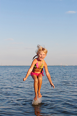 포토 JPG 해외이미지 백인 1 라이프스타일 행복 호수 어린이 바다 장난 하늘 건강 한명 미소 사람 정장 야외 세로 물 여름 파란색 강 햇빛 태양 점프 수영 일몰 기쁨 게임 저녁 긍정 스플래쉬 해외포토 자연요소 서양인 옷 계절 감정 컬러 컨셉 모션 놀이 표정 생활 노을 수상스포츠 야간 파일형식 이미지허브