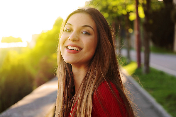 포토 JPG 해외이미지 백인 라이프스타일 헤어스타일 드레스 옷 공원 여자 행복 얼굴 벽 여행 자연 거리 한명 미소 사람 야외 건물 초록색 여름 청춘 뷰티 봄 산책 낭만 도시 회전 내추럴 해외포토 서양인 1 건축물 계절 공공시설 감정 컬러 컨셉 휴식 표정 생활 신체부위 생태계 파일형식 이미지허브