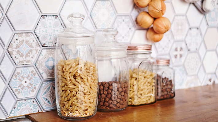 포토 JPG 해외이미지 전통 잡화 할머니 음식 백그라운드 다이어트 재료 유리 탁자 밥 주택 파스타 건강 스파게티 옥수수 요리 사람없음 목재 장식 마을 상점 주방 이탈리아 카페 수확 흰색 공구 시골 면 항아리 유기농 복고 날것 레시피 패키지 통조림 내추럴 꼬투리 마카로니 옛날 채식주의자 탄수화물 핸드메이드 스타일 해외포토 나무 웰빙 여자 노년 유럽 컬러 가구 농업 재질 곡류 서양음식 건물 도구 도자기 채식 파스타면 파일형식 이미지허브