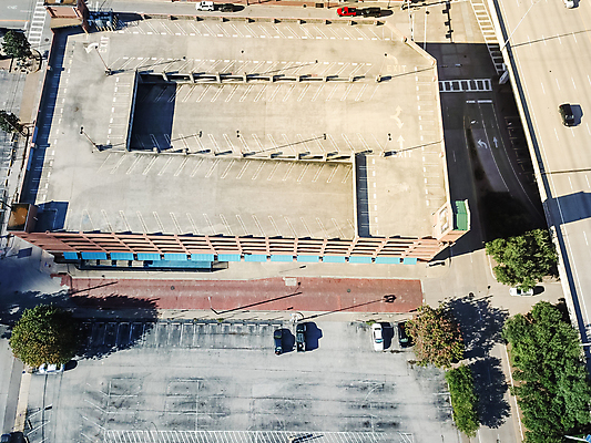 포토 JPG 해외이미지 외관 공원 도로 패턴 교통시설 자동차 하늘 거리 바닥 안테나 사람없음 야외 건물 여름 도시풍경 사무실 우주 미국 도시 업무 도심 정상 큼 주차 아스팔트 옥상 쇼핑몰 질감 정사각형 머리위 지역 타운 제비 드론 줄서기 텍사스 많음 해외포토 도형 건축물 계절 공공시설 길 육상교통 교통 컨셉 북아메리카 무늬 비즈니스 통신 모션 조류 풍경 작업 크기 시설 파일형식 이미지허브