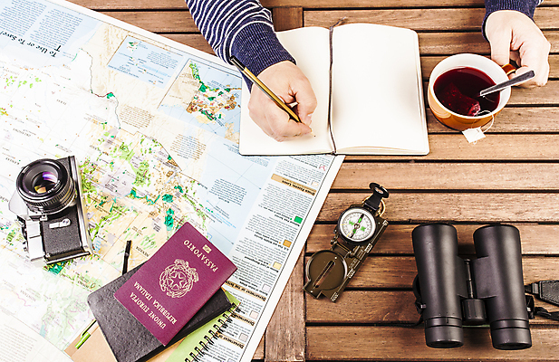 포토 JPG 해외이미지 손 여행 지도 실내 신체부위 카메라 다이어리 쌍안경 기록 계획 나침반 오브젝트 여권 해외포토 컨셉 사람 내부 전자제품 사무용품 망원경 파일형식 이미지허브