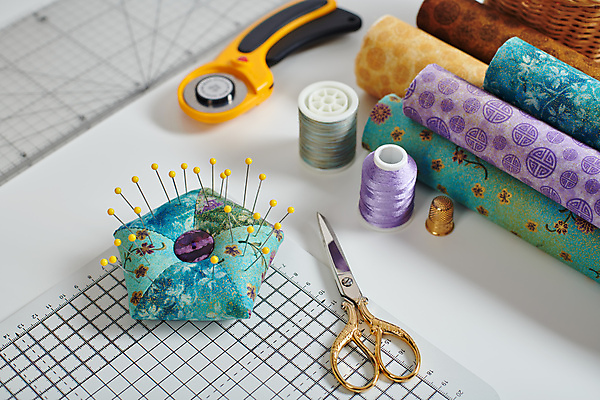 포토 JPG 해외이미지 패턴 장신구 자 취미 사람없음 쌓기 바구니 매트 도구 직물 면 바늘 칼날 실 바느질 천 회전 실타래 흙더미 수공예 골무 커터 퀼트 핸드메이드 해외포토 무늬 모션 문구용품 흙 공예 파일형식 더미 이미지허브