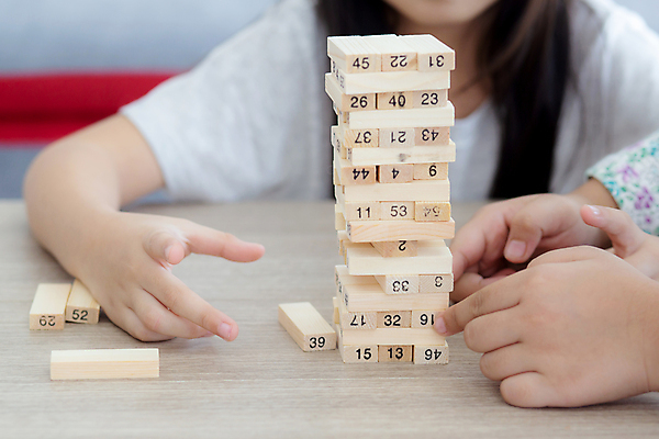 포토 JPG 해외이미지 백인 학생 라이프스타일 여자 교육 딸 행복 어린이 상상 놀이 탁자 성공 주택 함께함 실내 한명 사람 동양인 목재 친구 학습 스터디 장난감 우정 블록 유치원 놀이방 기쁨 육아 성장 게임 대표 집중 개발 해외포토 서양인 나무 1 감정 가구 컨셉 재료 가족 관계 인종 내부 건물 생활 파일형식 이미지허브