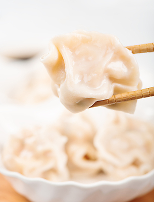 포토 JPG 해외이미지 실내 들기 근접촬영 사람없음 아웃포커스 중식 흰배경 만두 나무젓가락 젓가락질 해외포토 음식 뷰포인트 백그라운드 젓가락 모션 촬영기법 손짓 내부 흰색 파일형식 이미지허브