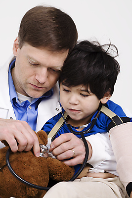 포토 JPG 해외이미지 백인 남자 여유 어린이 인형 40대 청진기 태국 놀이 건강 병원 동양인 소년 두명 파란색 곰인형 고통 시험 의사 흰색 잡기 장애인 붕대 팔 위로 장애 소아과의사 혼혈 해외포토 서양인 교육 감정 아시아 컬러 중년 의학 의료기기 모션 사람 인종 신체부위 의료진 다문화 파일형식 이미지허브