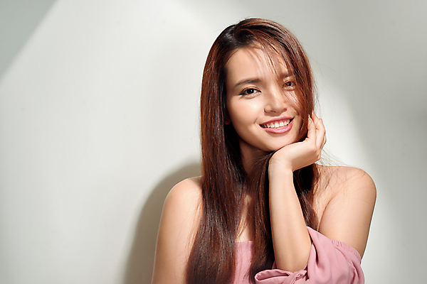 포토 JPG 해외이미지 응시 여자 회색배경 실내 한명 상반신 성인 앞모습 뷰티 턱괴기 성인여자한명만 해외포토 1 시선 뷰포인트 백그라운드 모션 사람 내부 회색 여자한명만 성인여자만 파일형식 이미지허브