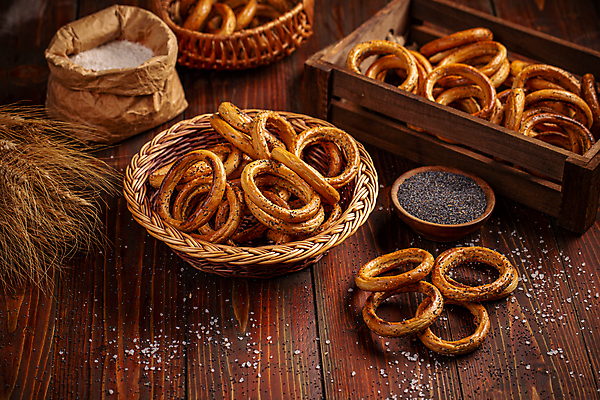 포토 JPG 해외이미지 실내 사람없음 바구니 나무상자 담기 브레첼 나무배경 미니프레즐 해외포토 백그라운드 모션 디저트 내부 상자 과자 파일형식 이미지허브