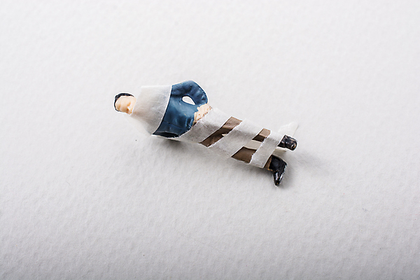 포토 JPG 해외이미지 실내 사람없음 구속 흰배경 인물미니어처 테이프 해외포토 백그라운드 컨셉 문구용품 내부 미니어처 흰색 파일형식 이미지허브