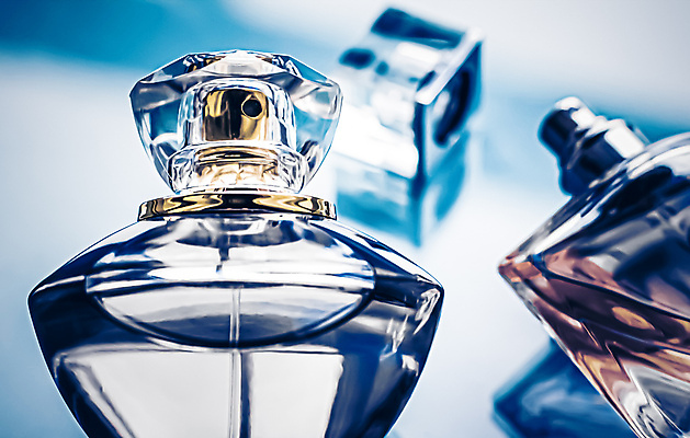 포토 JPG 해외이미지 실내 사람없음 뷰티 화장품 향수 파란배경 향수병 브랜딩 세련 해외포토 백그라운드 내부 파란색 병_담는 파일형식 이미지허브