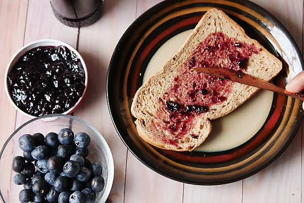 포토 JPG 해외이미지 그릇 접시 실내 그림자 사람없음 하이앵글 신선 나이프 달콤 식빵 블루베리 바르기 과일잼 나무배경 해외포토 식기 빵 뷰포인트 백그라운드 과일 모션 내부 칼 맛 잼 파일형식 이미지허브