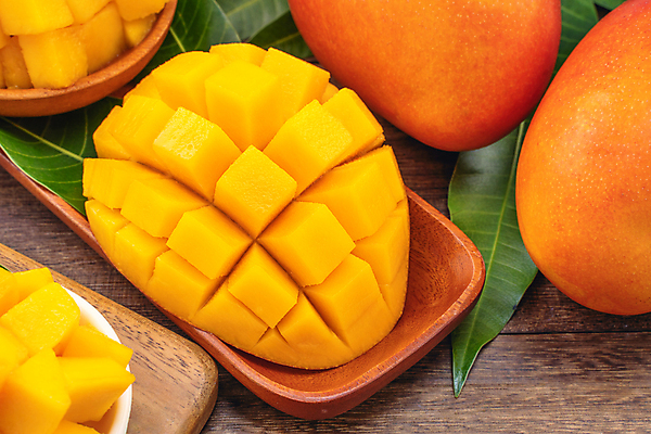 포토 JPG 해외이미지 스튜디오촬영 그릇 나뭇잎 쟁반 근접촬영 사람없음 목재 노란색 망고 해외포토 나무 식기 뷰포인트 컬러 잎 재료 실내 열대과일 파일형식 이미지허브