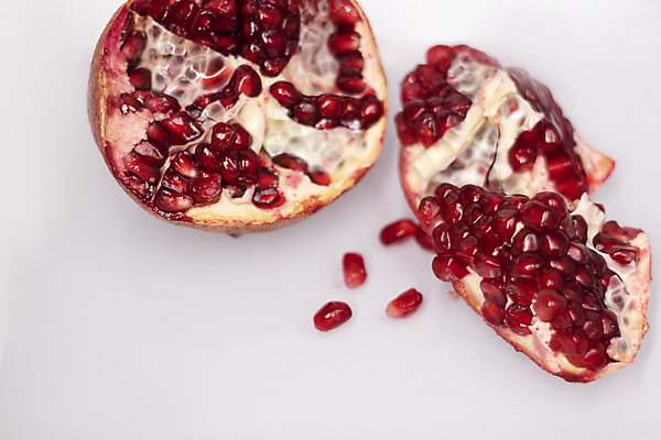 포토 JPG 해외이미지 식물 분홍색 조각 백그라운드 과일 건강 씨앗 사람없음 빨간색 흰색 신선 오픈 달콤 맛 소프트포커스 낟알 자르기 흰배경 유기농 날것 석류 비타민 내추럴 가넷 고립 숙성 이국적 비건 해외포토 웰빙 컬러 컨셉 모션 촬영기법 보석 영양소 채식주의자 파일형식 이미지허브