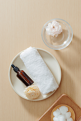 포토 JPG 해외이미지 접시 꽃 실내 사람없음 하이앵글 수건 뷰티 스파 스파용품 유리그릇 앰플 에센스 아로마오일 나무배경 해외포토 식물 그릇 식기 뷰포인트 백그라운드 유리 내부 위생용품 화장품 오일_화장품 오브젝트 파일형식 이미지허브