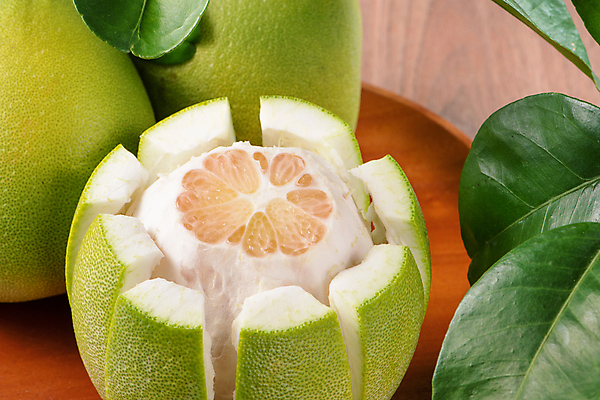 포토 JPG 해외이미지 잎 실내 사람없음 자몽 슬라이스 나무접시 나무배경 해외포토 식물 접시 백그라운드 과일 내부 파일형식 이미지허브