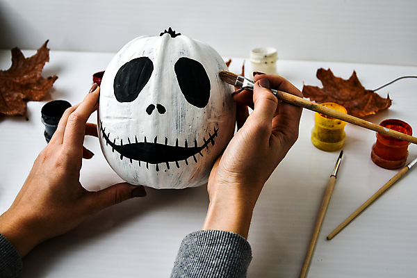 포토 JPG 해외이미지 손 낙엽 호박 들기 신체부위 장식 물감 할로윈 붓 그리기 오브젝트 해외포토 잎 채소 모션 사람 미술도구 파일형식 이미지허브