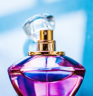 포토 JPG 해외이미지 실내 근접촬영 사람없음 뷰티 화장품 향수 파란배경 향수병 브랜딩 세련 해외포토 뷰포인트 백그라운드 내부 파란색 병_담는 파일형식 이미지허브