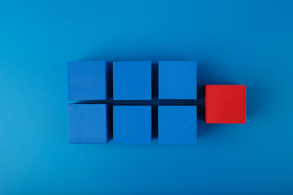 포토 JPG 해외이미지 스튜디오촬영 컨셉 비즈니스 실내 사람없음 빨간색 파란색 하이앵글 오브젝트 파란배경 정사각형 리더쉽 입체도형 목업 해외포토 도형 뷰포인트 컬러 백그라운드 내부 입체 파일형식 이미지허브