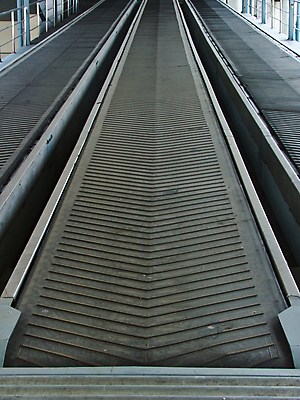 포토 JPG 해외이미지 산업 선 백그라운드 비즈니스 공장 교통시설 모션 프레임 사람없음 야외 쌓기 금속 검은색 기계 장비 회색 벨트 흰색 업무 작업 제조 큼 컨테이너 철 서비스 속도 패키지 수납 짐차 고무 철강 컨베어밸트 해외포토 잡화 컬러 교통 공업 자동차 재질 크기 시설 파일형식 이미지허브