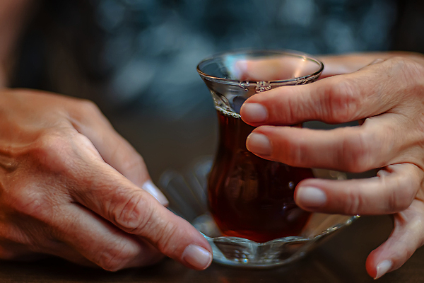 포토 JPG 해외이미지 전통 라이프스타일 접시 손 문화 음료 백그라운드 손가락 유리 건강 사람 성인 사람없음 컵 빨간색 초록색 검은색 기쁨 잡기 뜨거움 아침식사 혼합 향 동쪽 칠면조 고립 단절 스타일 제의 맛있는 튀르키예 해외포토 식기 감정 아시아 컬러 모션 재질 조류 생활 신체부위 식사 방향 파일형식 이미지허브