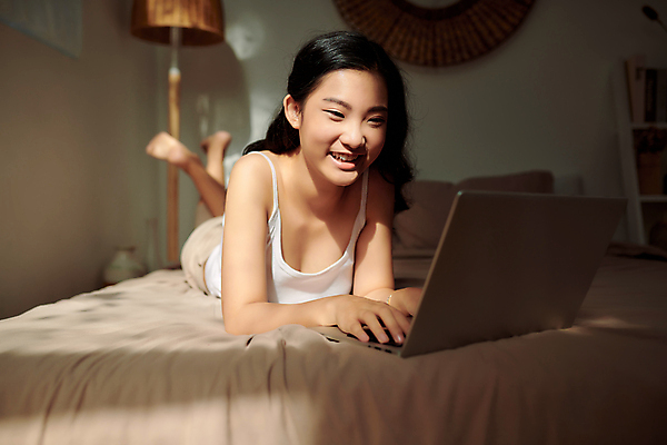 포토 JPG 해외이미지 전신 여자 여유 엎드리기 휴식 실내 한명 웃음 동양인 성인 앞모습 노트북 침실 즐거움 성인여자한명만 집콕 해외포토 1 감정 뷰포인트 컨셉 모션 표정 사람 인종 내부 전자제품 신조어 여자한명만 성인여자만 파일형식 앳홈라이프 이미지허브