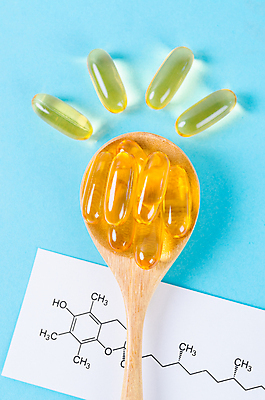포토 JPG 해외이미지 의학 실내 사람없음 알약 약 파란배경 나무숟가락 화학식 해외포토 백그라운드 내부 파란색 숟가락 공식 파일형식 이미지허브