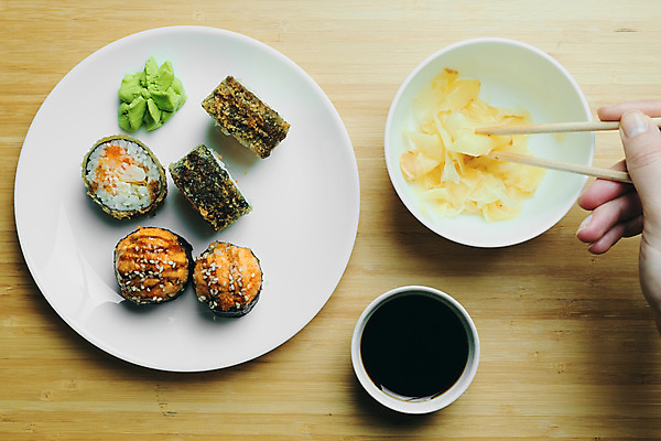 포토 JPG 해외이미지 전통 라이프스타일 음식 조각 재료 젓가락 부분 손가락 밥 새우 실내 건강 어류 요리 동양인 사람없음 세트 주방 일본 식사 초밥 신선 잡기 해조류 맛 인스턴트 두루마리 참치 먹기 해산물 메뉴 준비 날것 연어 생강 건강식 점심식사 일본음식 맛있는 해외포토 손 아시아 컨셉 채소 모션 수저 갑각류 인종 내부 생활 수중동물 해양식물 파일형식 이미지허브