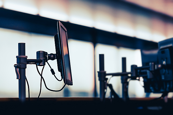 포토 JPG 해외이미지 직업 유럽 여행 가구 의자 비즈니스 탁자 직장 사람없음 건물 파란색 컴퓨터 사무실 스크린 모니터 자료 방 장비 유로 업무 작업 공항 책상 유럽연합 해외포토 건축물 나라 컬러 생활용품 돈 회사 교통시설 전자제품 파일형식 이미지허브