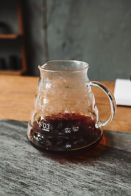 포토 JPG 해외이미지 커피 한잔 실내 사람없음 커피포트 계량컵 나무탁자 해외포토 1 음료 탁자 주전자 내부 컵 계량 파일형식 이미지허브